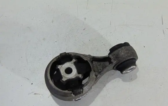 Nissan Qashqai Engine mounting bracket