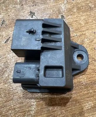 BMW 3 E90 E91 Glow plug pre-heat relay 7810856