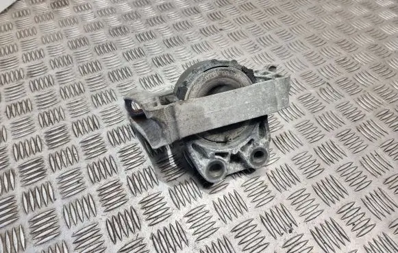 Ford C-MAX I Engine mount bracket 8M516F012sb 80650823 8M516F0125B