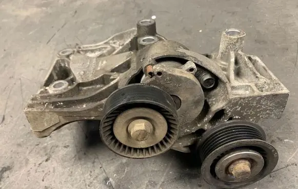 Opel Insignia A A/C compressor mount bracket 55582510 532274354