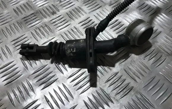 Opel Astra H Clutch master cylinder 90523770