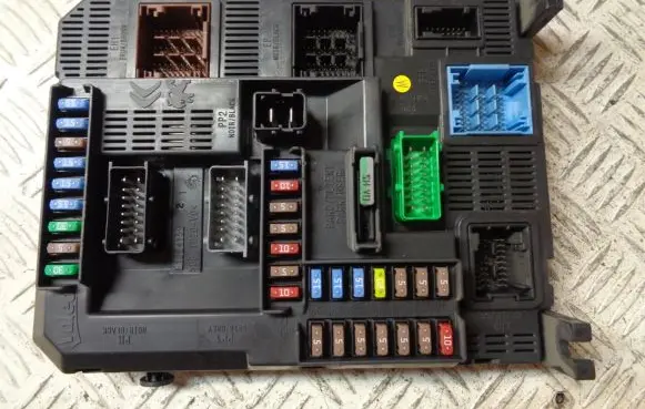 Peugeot 2008 I Fuse module 9678355980