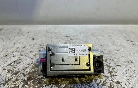 Mercedes-Benz EQA Aerial antenna amplifier A1569050902 040524