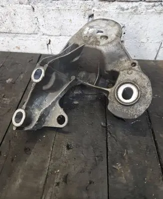 Engine mounting bracket