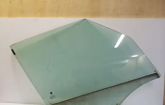 Fiat 500L Front door window glass four-door E643R00049