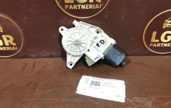 Mercedes-Benz C W204 Front door window regulator motor A2048200242