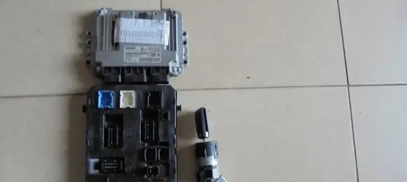Peugeot 308 Engine ECU kit and lock set 9664843780 0281013872