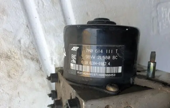 Volkswagen Sharan ABS Pump 1J0907379E 7M0614111T