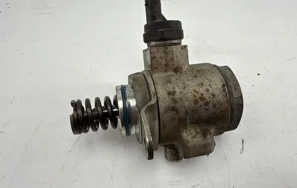 Volkswagen PASSAT B7 Fuel injection high pressure pump 03C127026J
