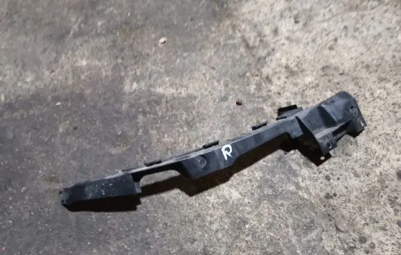 Opel Insignia A Front bumper mounting bracket 13250571