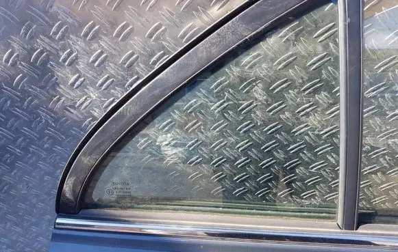 Rear vent window glass
