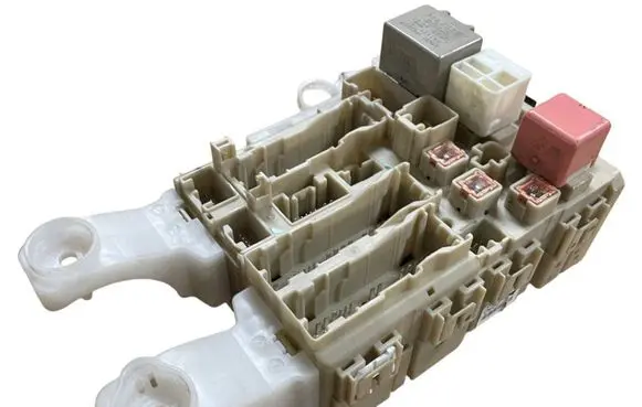 Toyota RAV 4 (XA30) Fuse module 8273042350