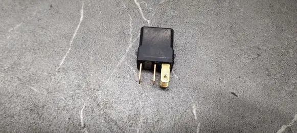 Mitsubishi Space Wagon Fuel pump relay MR301974