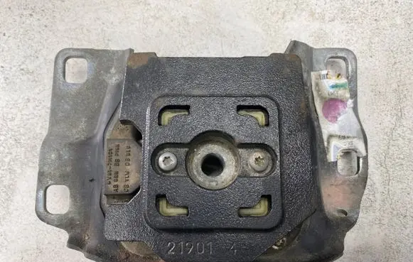 Ford C-MAX II Engine mount bracket V617M121