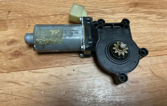 Volvo V70 Front door window regulator motor 0130821760