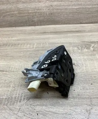 Volkswagen PASSAT B6 Rear door lock 3C4839016A