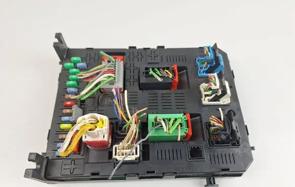 Peugeot 3008 II Fuse module 281197595