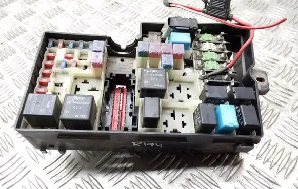 Mazda 3 I Fuse module BP4K66765 518818109