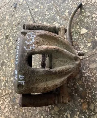 Toyota Avensis T250 Front brake caliper