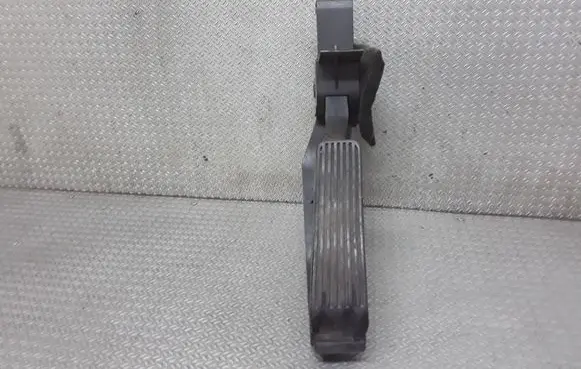 Mercedes-Benz E W211 Accelerator throttle pedal A2113000404