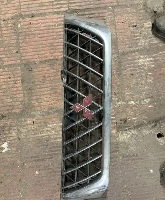 Mitsubishi L200 Front bumper upper radiator grill MR523854