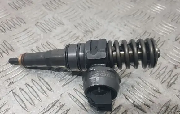 Volkswagen PASSAT B6 Fuel injector 038130073AG