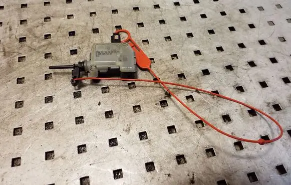 Fuel tank cap lock motor