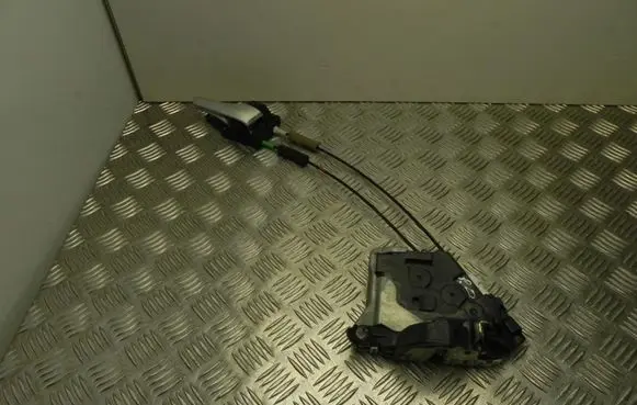 Toyota Prius (XW30) Front door lock T3779