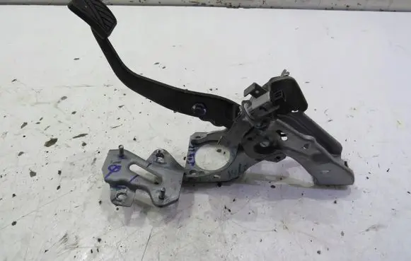 Suzuki Baleno IV Brake pedal 1111