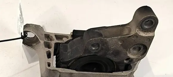 Engine mounting bracket