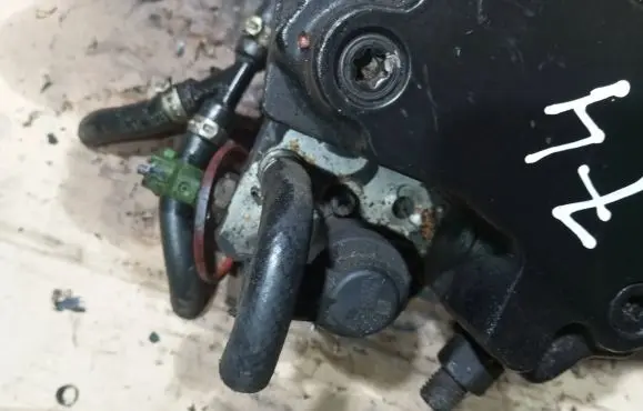 Volvo XC90 Fuel injection high pressure pump 31303475 07110 0445010111