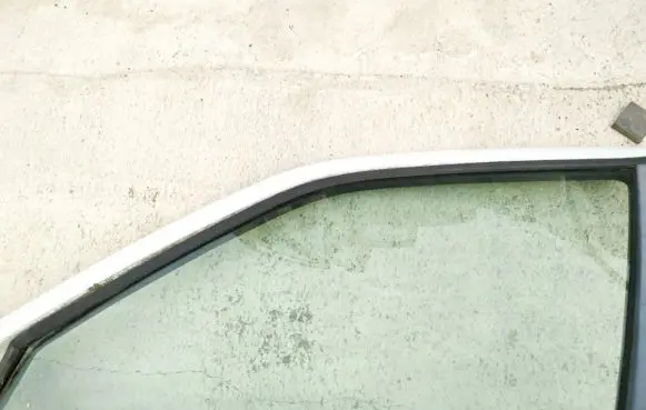 Peugeot 405 Front door window glass four-door
