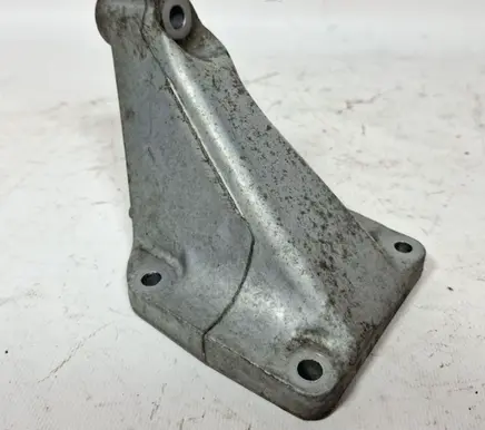 Engine mounting bracket