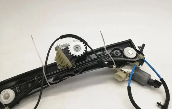 BMW 4 F36 Gran coupe Front door electric window regulator 7326327
