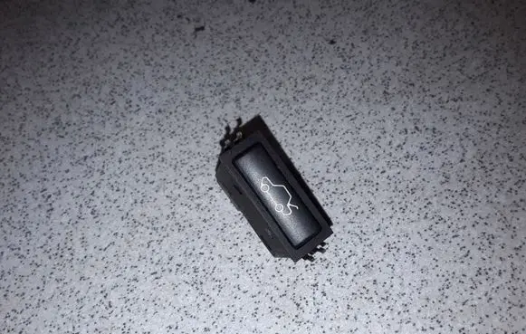 BMW 5 E39 Tailgate/boot open switch button 61318365579 8365579