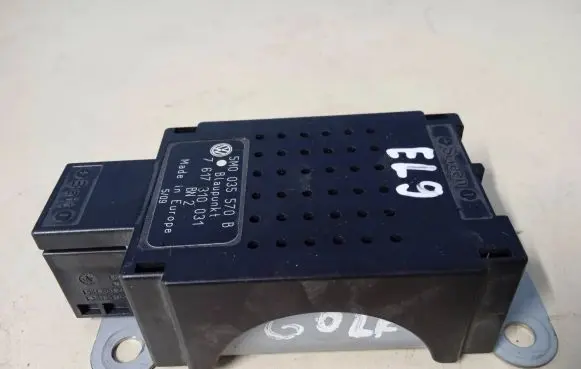 Volkswagen Golf VI Aerial antenna amplifier 5M0035570B