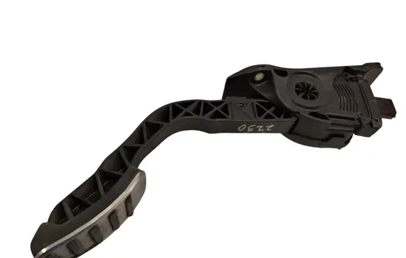 Accelerator throttle pedal