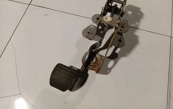 Renault Megane III Brake pedal 