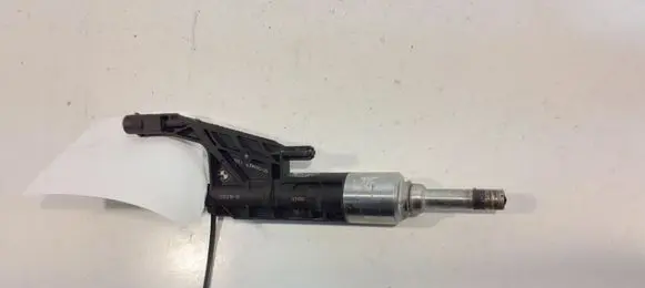 BMW 1 F20 F21 Fuel injector 7639990 13537639990 0261500484