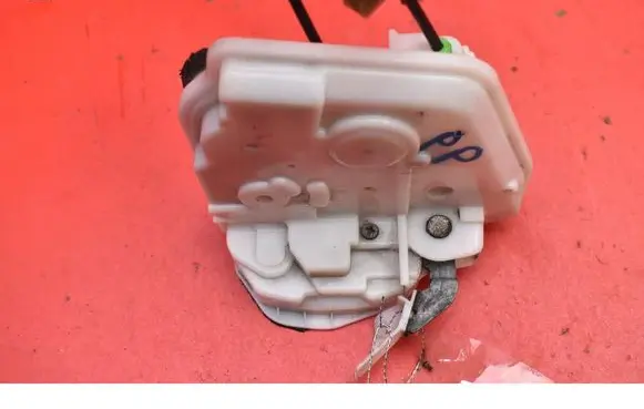 Mazda 3 II Front door lock