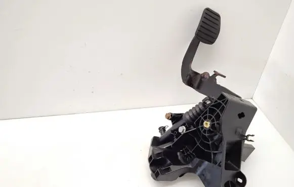Renault Trafic III (X82) Clutch pedal 465038677R 93868409