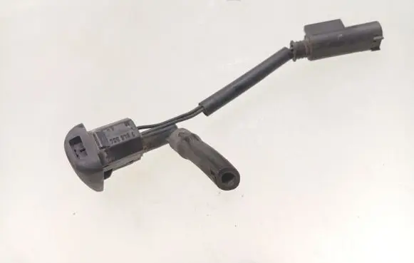 BMW 5 E60 E61 Windshield washer spray nozzle 7046060