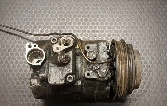 Volkswagen PASSAT B5 Air conditioning (A/C) compressor (pump) 4B0260805C