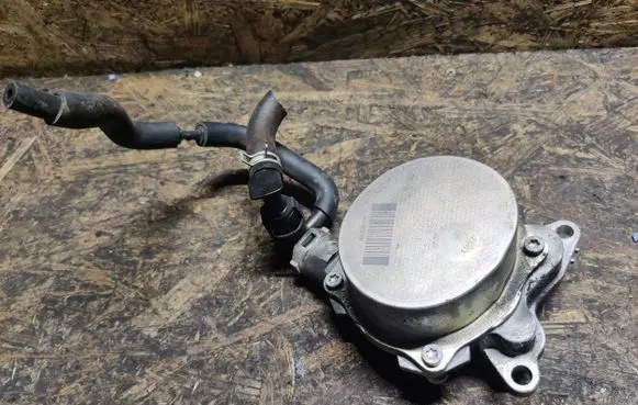 Renault Koleos I Vacuum pump 146502018R