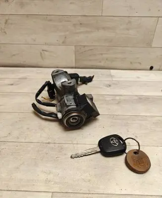 Toyota Avensis T250 Ignition lock 450200504