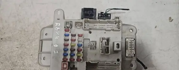 Toyota RAV 4 (XA20) Fuse module E11020100 8198050030 0665004650