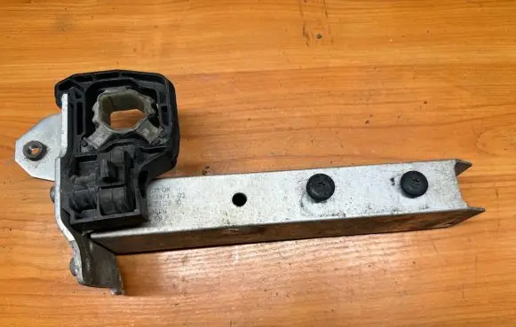 Radiator mount bracket