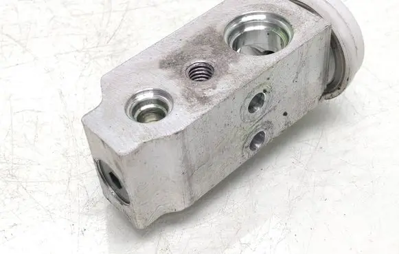 KIA Xceed Air conditioning (A/C) expansion valve 97775CR100