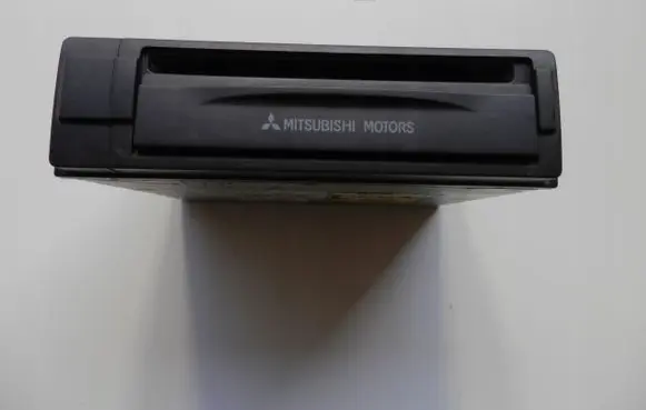 Mitsubishi Montero Radio/CD/DVD/GPS head unit MZ312357