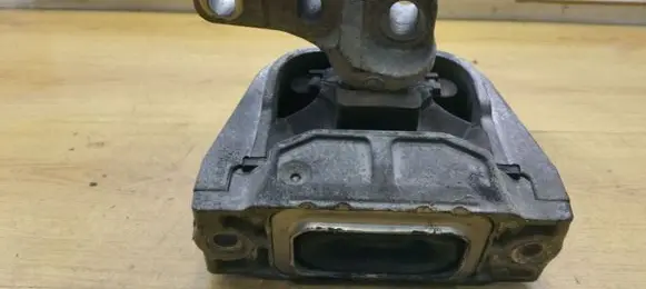 Volkswagen Touran I Engine mount bracket 1K0199262